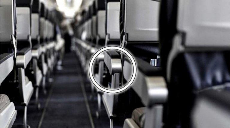 Boton oculto en asientos de aviones