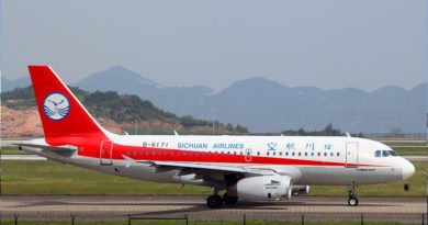 Avion de Sichuan Airlines sufre rotura de prabrisas a 32 mil pies.