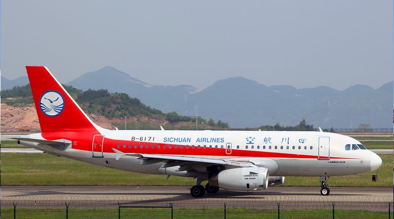 Avion de Sichuan Airlines sufre rotura de prabrisas a 32 mil pies.