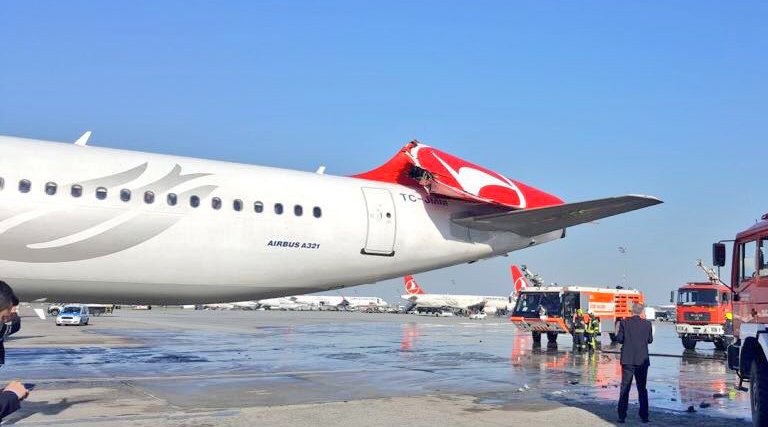 Asiana Airlines colisiona en tierra con avion de Turkish en Istambul