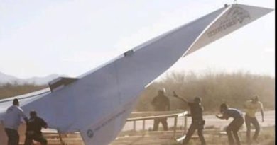 Construyen avion de papel gigante