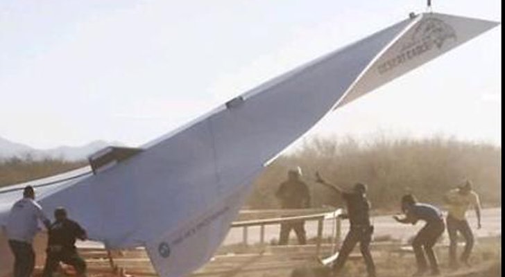 Construyen avion de papel gigante