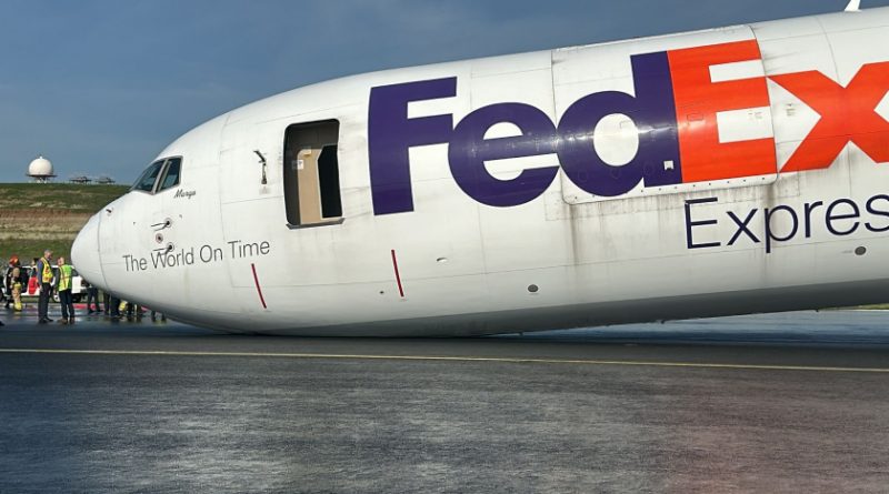 Aterrizaje de emergencia de un Boeing 767-300 de Fedex sin tren de nariz.