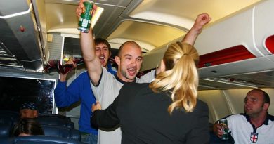 Pasajero borracho arrestado en el aeropuerto de Alicante después de intentar abrir la puerta durante el vuelo