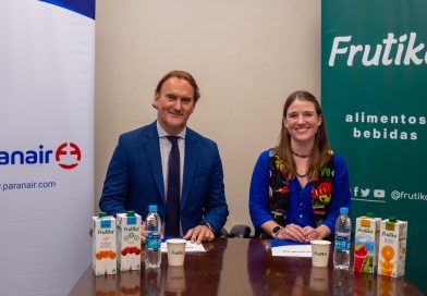 PARANAIR firma acuerdo con la empresa Frutika para ofrecer más productos de calidad nacional a bordo.