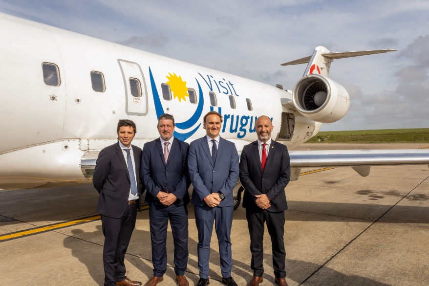 Matías Carluccio, Gte. Comercial de Aeropuertos Uruguay, Ignacio Curbelo, director general de secretaria del ministerio de turismo; Jaime Cassola, Gerente General de Paranair y Eduardo Sanguinetti, ministro de Turismo