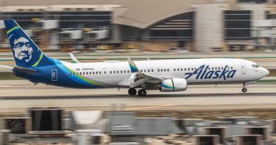 MUJER DETENIDA TRAS AGREDIR A SU MARIDO Y GENERAR DESORDEN EN VUELO DE ALASKA AIRLINES