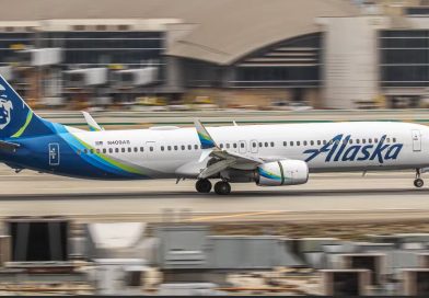 MUJER DETENIDA TRAS AGREDIR A SU MARIDO Y GENERAR DESORDEN EN VUELO DE ALASKA AIRLINES